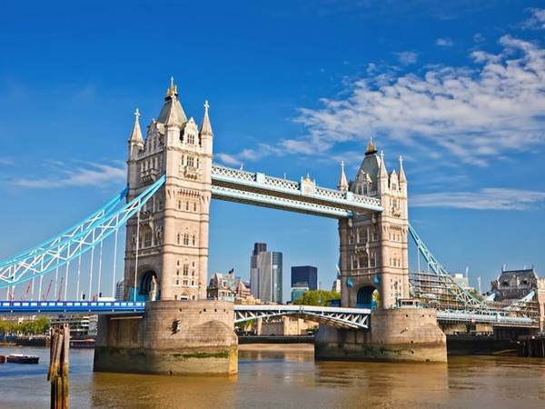 Một chuyến đi đến Shard - toà nhà cao nhất London - sẽ tốn của bạn 40 USD. Nhưng chỉ với 12 USD, bạn đã có thể đi lang thang trên lối đi bộ của công trình biểu tượng Tower Bridge và chiêm ngưỡng những công trình kiến trúc nổi tiếng nhất của London.