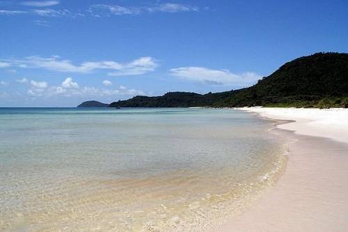 Bãi biển Phú Quốc hoang sơ với sóng xanh, cát trắng, nắng vàng.