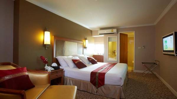 Nasa Vegas Hotel: Khách sạn 3 sao với phòng ốc được trang bị đầy đủ thiết bị và sạch đẹp, sang trọng, View nhìn đẹp với 11 tầng và gần 500 phòng. Điều đặc biệt là nếu bạn book online qua iVIVU.com, sẽ rất dễ dàng để nhận được khuyến mãi với giá chỉ vào khoảng 15 USD cho 1 phòng giường đôi.