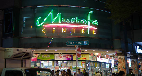 Tọa lạc trong Khu Little India, trung tâm mua sắm Mustafa luôn luôn tấp nập. 