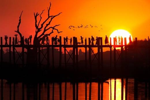 Bóng người, bóng chim sắc nét trong ánh hoàng hôn trên cầu Ubein. (Nguồn: Internet)