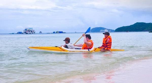 Du lịch Phan Thiết - Chèo thuyền Kayak luôn có nhiều thứ mới để chinh phục trên hành trình.