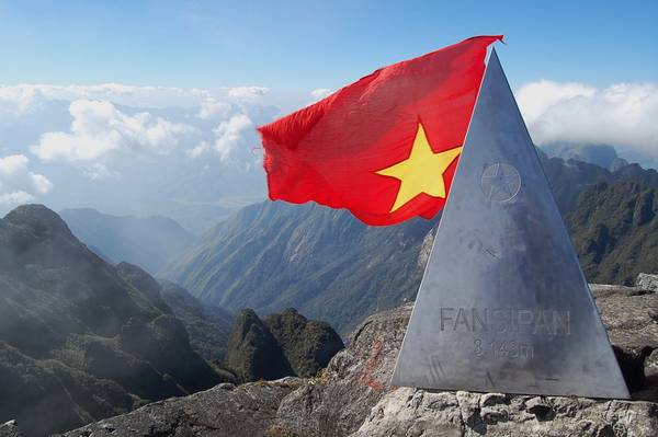 Đỉnh Fansipan cao nhất nằm trên dãy Hoàng Liên Sơn hùng vĩ kéo dài từ Phong Thổ - Lai Châu đến Hòa Bình