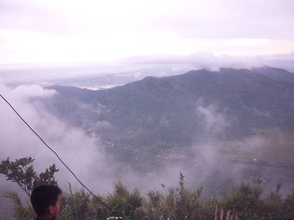 Những đám mây lúc nào cũng như ẩn như hiện. Điện Bồ Hong là đỉnh cao nhất của Thiên Cấm Sơn. Vồ Bồ Hong cũng là vồ cao nhất trong Năm Non. Trên vồ Bồ Hong, nhìn ra bốn phương, mây núi chập chờn, với những cánh đồng, núi non trùng điệp thấp thoáng dưới chân.