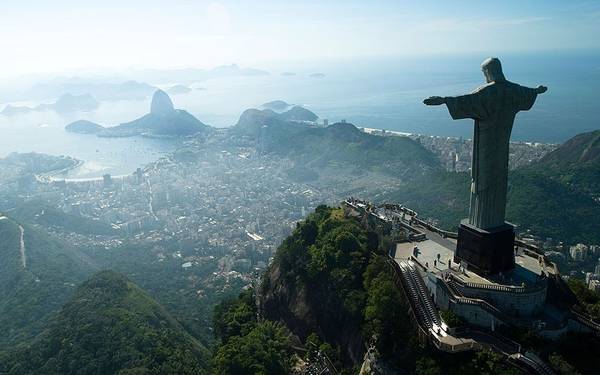 8. Tượng Chúa Cứu Thế (Brazil): Kiệt tác này được công nhận là một trong 7 kỳ quan mới của thế giới vào năm 2007, với chi phí xây dựng là 3,3 triệu USD theo tỷ giá hiện tại. Bức tượng khổng lồ này nặng tới hơn 600 tấn, được đặt trên đỉnh Corcovado nhìn xuống thành phố Rio de Janeiro. 