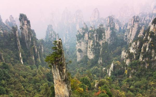 Những ngọn núi cao và nhọn như những cột đá này là một trong những cảnh quan thiên nhiên nổi tiếng của Trung Quốc.