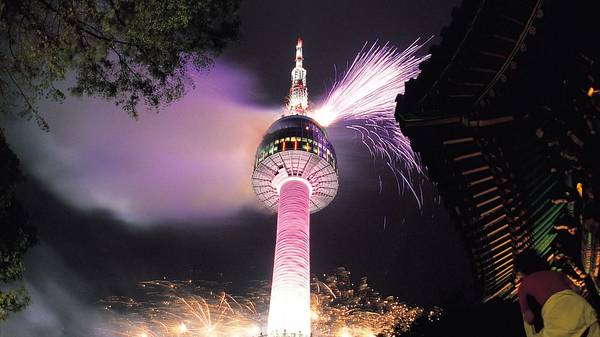 Tháp Namsan ở Seoul thật sự trở nên sống động vào ban đêm với phần trình diễn ngoạn mục của hơn 70 đèn chiếu sáng. Chúng liên tục thay đổi màu sắc và kết cấu tạo nên một cảnh tượng rất tuyệt vời khiến khách du lịch không thể rời mắt. Tùy vào thời điểm đi du lịch Hàn Quốc mà du khách sẽ thấy tháp Namsan đổi màu sắc đèn theo từng mùa. Ảnh: Ảnh:cuti.my