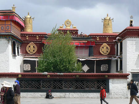 Du lich Tay Tang - Bên ngoài Tu viện Jokhang