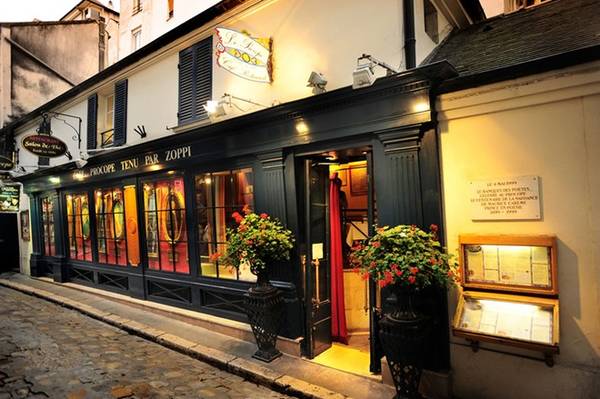 6. Nhà hàng lâu đời nhất tại Pháp: Procope là nhà hàng có từ năm 1686 và vẫn nổi tiếng với những món ăn ngon, giá cả phải chăng. Trong nhà hàng vẫn còn lưu giữ chiếc mũ của Napoleon và chiếc bàn mà Voltaire từng uống cà phê mỗi ngày.