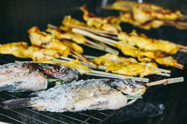 Krabi không đắt đỏ như Phuket hay Samui, giá cả ở các nhà hàng, quán ăn ven đường khá dễ chịu và có nhiều món ăn cho du khách lựa chọn như món Thái truyền thống, các món Tây và hải sản… Ảnh: Lili De Simone