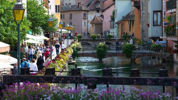 <strong>9. Annecy: </strong>Nằm ở dãy Alps thuộc vùng Đông Nam nước Pháp, Annecy còn được mệnh danh là “Little Venice” do có những con kênh đào được tô điểm bởi những ngôi nhà xinh đẹp dọc bờ kênh. Một lâu đài cổ tuyệt đẹp được xây dựng giữa một trong những dòng kênh là nơi thu hút rất nhiều du khách.