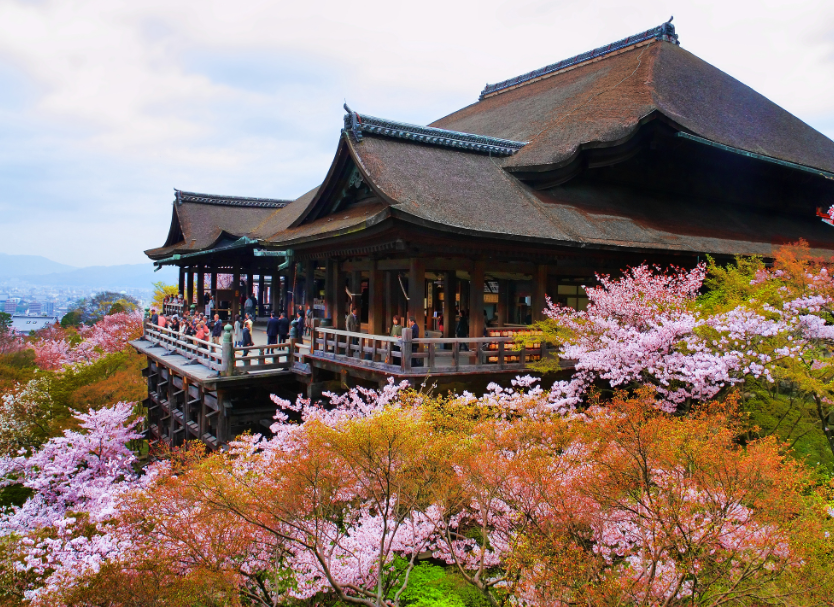 Ngôi chùa phật giáo Kiyomizu-dera nằm ở phía Đông Kyoto được xây dựng từ những năm 798. 