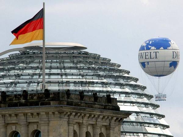 Thay vì chờ đợi mòn mỏi để lên được Tháp truyền hình Berlin, bạn hãy đặt một vé trên khinh khí cầu Berlin Weltballon. Là một trong những khinh khí cầu lớn nhất thế giới, Weltballon có thể đạt tới độ cao 150m và giúp bạn nhìn được toàn cảnh thành phố.