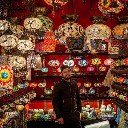 Cửa hàng của Dogan Mert bán các loại đèn nghệ thuật với họa tiết Thổ Nhĩ Kỳ truyền thống. Ảnh: Gettyimages.