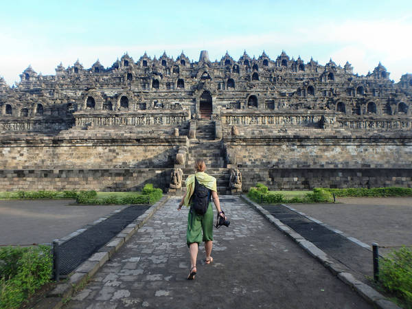 Quần thể đền Borobudur gồm nhiều tháp nhỏ bao bọc xung quanh một tháp chính cao 42m với 12 tầng tháp. Để lên đến đỉnh tháp cao nhất, bạn phải trèo lên các bậc thang và đi qua các hành lang của 12 tầng tháp với tổng chiều dài 5 km. Ảnh: Keïteï