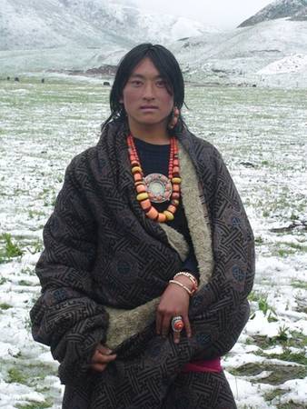 Trong các làng ở Nepal, áo truyền thống của đàn ông Sherpa là một áo choàng dài tay gọi là chhuba