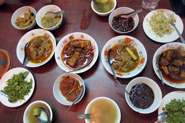 Myanmar food, thức ăn vừa miệng, giá rẻ ở Myanamar. Khách du lịch vẫn gọi đây là Myanmar buffet