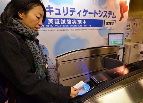  Thẻ tàu điện đa năng: Mỗi thành phố ở Nhật có một hệ thống thẻ khác nhau, nhưng bạn có thể sử dụng thẻ cho tất cả các hệ thống khác. Ngoài ra, thẻ còn có chức năng thanh toán ở các cửa hàng, quán ăn. Ảnh: Citymetric.