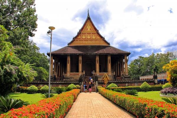 Vào thăm chùa Phra Keo, chúng ta như lạc vào “thế giới nghệ thuật” bởi những tác phẩm điêu khắc, chạm trổ và hiện vật quý hiếm. Ảnh: en.vietnamitasenmadrid.com