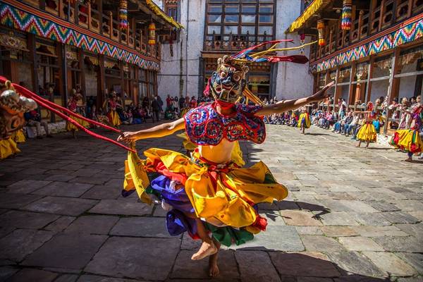Tsechu là lễ hội phổ biến ở các miền của Bhutan, trong đó chủ yếu là các điệu vũ mặt nạ mang tính xua đuổi ma quỷ và mang lại bình an. Ảnh chụp tại Bumthang, miền Trung Bhutan. Ảnh: Nguyễn Thanh Hải.