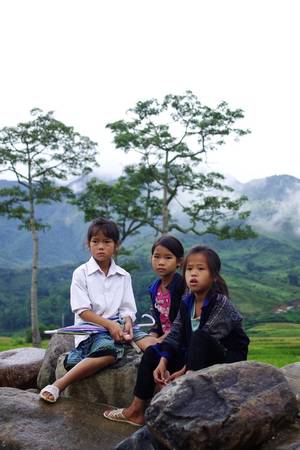 Những bé gái ở Lìm Mông, Lìm Thái ngồi bên con suối Nậm Có.
