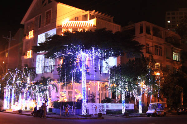 Các căn biệt thự ở Phú Mỹ Hưng bừng sáng dưới ánh đèn báo hiệu Noel đang về.Ảnh: Huấn Phan