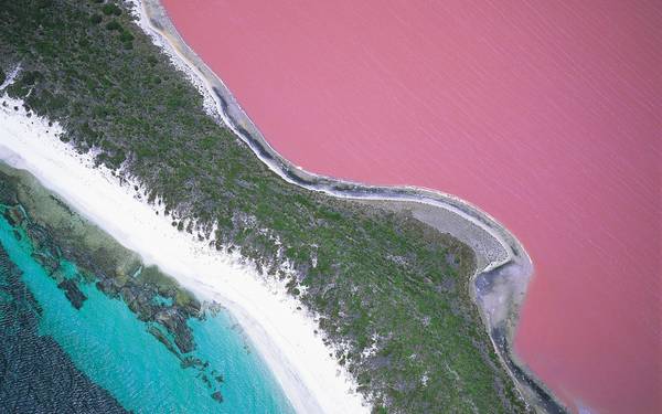 Hồ Hillier nằm trên đảo Middle thuộc quần đảo Recherche, Tây Úc nổi bật với sắc màu hồng phấn đặc trưng.