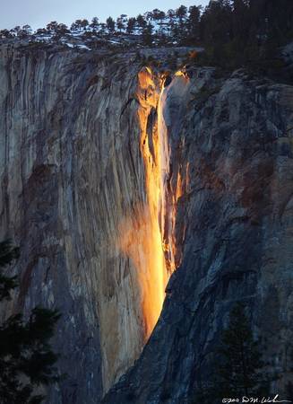 <strong>Thác phát sáng (Mỹ): </strong>Dòng thác Đuôi ngựa ở Yosemite có màu cam và đỏ rực do ánh nắng mặt trời chiếu xuống. Thác còn có tên gọi khác là thác Lửa.