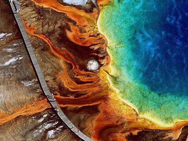 Wyoming: Suối Grand Prismatic trong công viên quốc gia Yellowstone có màu sắc rực rỡ nhờ các loại vi khuẩn.