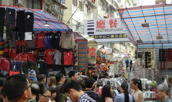 Một khu chợ đường phố nhộn nhịp ở Mong Kok, HK.