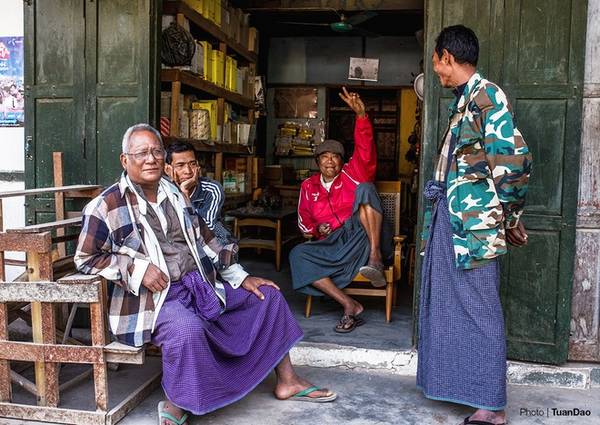 Nơi đàn ông cũng mặc váy Một truyền thống của người dân Myanmar, từ người già đến trẻ em, từ phụ nữ đến đàn ông, hầu hết mọi người đều mặc váy longyi. Đây là loại váy mà đơn giản chỉ là một mảnh vải được quấn quanh người, nhưng đối với nam và nữ lại có những cách mặc khác nhau. Đối với đàn ông thì quấn một mảnh vải lớn và thắt nút ở đằng trước, còn đối với phụ nữ sẽ được gấp tà lại và khâu ở bên hông.