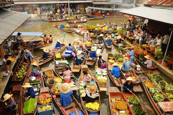 Chợ nổi trên sông ở Damnoen Saduak hẳn dành cho du khách nào vừa thích mua sắm vừa thích… đi thuyền. Ảnh: flickr.com
