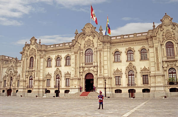 Du lich Peru - Khi đến thăm quan cung điện của tổng thống Peru, bạn sẽ thấy mình giống như đang lạc vào thế giới các bộ phim của Disney.