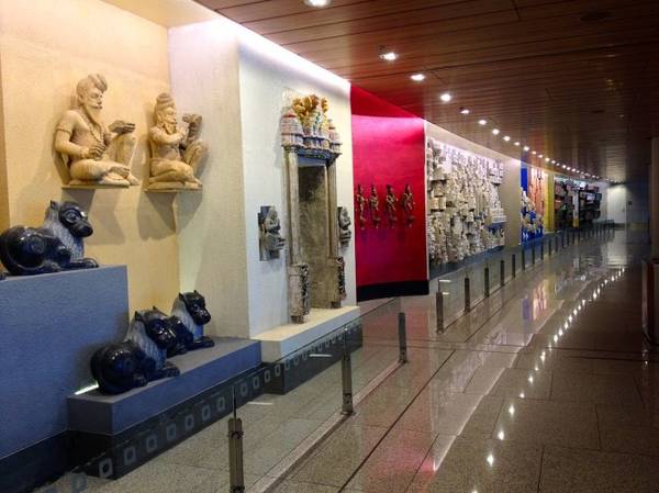 Nghệ thuật Ấn Độ bày dọc theo tường ở sân bay Mumbai, Ấn Độ - Ảnh: wiki