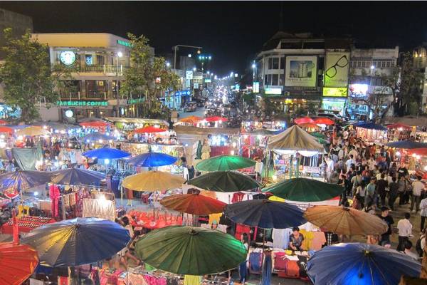 Chợ đêm Night Bazaar lúc nào cũng đông đúc du khách mua sắm. Ảnh: debuggirl.wordpress.com