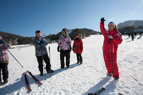 Yongpyong là resort trượt tuyết đầu tiên ở Hàn Quốc đi vào hoạt động từ năm 1975. Khu nghỉ dưỡng này mở cửa từ 8h30 đến 2h30 sáng hôm sau. Vé thang máy dao động từ 15.000 đến 96.000 won. Ảnh: wordpress.