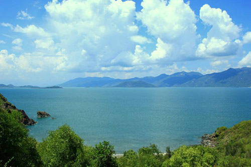 Nằm giữa 2 vịnh lớn nhất của tỉnh Khánh Hòa là Vân Phong và Nha Trang, Nha Phu cũng có nét riêng để ghi dấu vào lòng khách du lịch với bãi biển Dốc Lết, hòn Thị. Vùng sinh thái Nha Phu rất đa dạng với sông suối, núi rừng Ninh Vân, các rặng san hô ngầm.