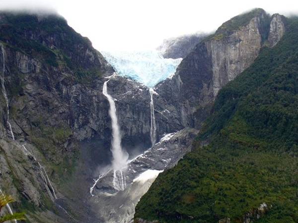 <strong>Thác băng treo (Chile): </strong>Thác chảy xuống từ dòng sông băng nằm trên rìa vách đá. Dòng nước chảy quanh năm, nhưng tùy vào tình hình thời tiết và vị trí của sông băng mà thác cũng đổi dòng theo.