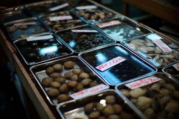 Một khối lượng thủy sản khổng lồ có trị giá khoảng 28 triệu đô la, được bày bán hàng ngày tại chợ cá Tsukiji.