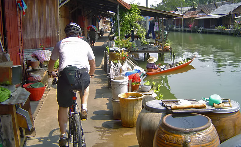 Bạn có thể ngồi thuyền đi dọc con sông hay đi hai bên bờ để ngắm nhìn cảnh nhộn nhịp dưới sông tùy theo ý thích của mình. Ảnh: Bangkok.com