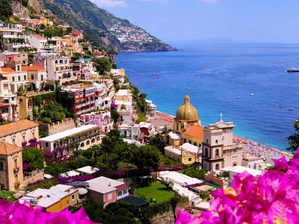 Thị trấn ven biển Positano, Italy là điểm đến yêu thích của nhiều ngôi sao. Thị trấn như một bức tranh đa sắc với các gam màu trắng, hồng, vàng của các ngôi nhà trên nền xanh thẳm của biển Địa Trung Hải. Ảnh: Shutterstock.