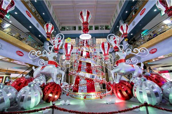 Các trung tâm thương mại trang hoàng rực rỡ mừng Giáng sinh. Ảnh: Ly Nguyen Photography
