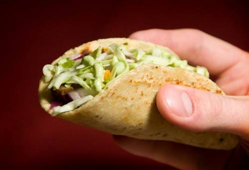 Taco là một món bánh bằng bột ngô hoặc bột mì bên ngoài, có nhân là rau và thịt bên trong. Ảnh: WordPress.