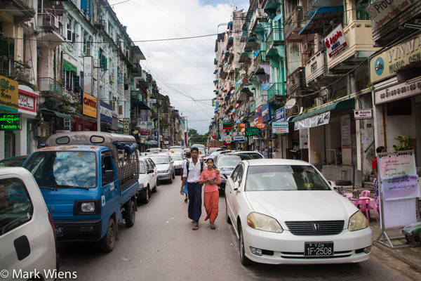 Đi dạo bộ trên các đường phố ở Yangon sẽ giúp du khách khám phá ra nhiều điều thú vị bất ngờ.