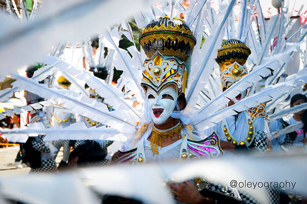 Lễ hội MassKara diễn ra vào tháng 10 hàng năm tại thành phố Bacolod, đảo Visayas, Philippines.