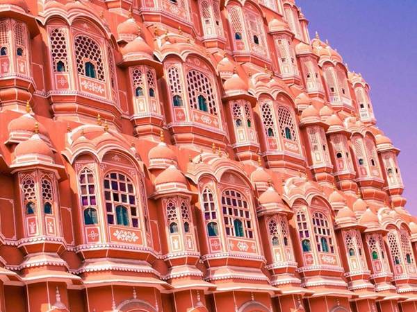 Thiết kế cầu kỳ của tòa nhà 5 tầng Hawa Mahal, hay còn gọi là Palace of the Winds ở Jaipur. Đây là nơi cho các phụ nữ hoàng tộc xem các lễ hội đường phố vì họ không được phép xuất hiện ở nơi công cộng.