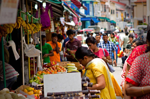Bạn có thể thả bộ dọc hai bên đường Serangoon để nhìn ngắm hoặc mua sắm. Ảnh: Timothy Corbin