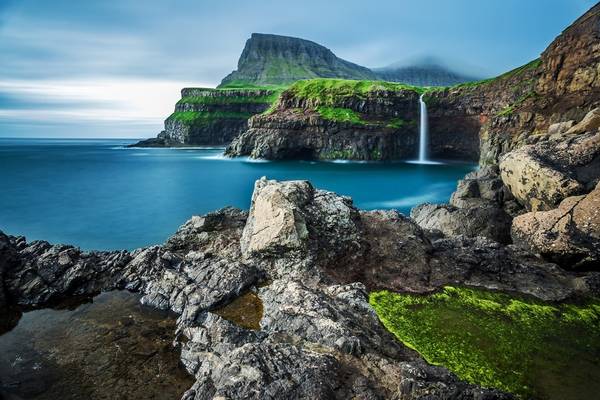 2. Quần đảo Faroe, Đan Mạch: Quần đảo này giống như một vùng đất thần tiên phương bắc ngoài đời thật. Với 18 hòn đảo nhỏ, khu vực này sở hữu những kỳ quan thiên nhiên hoang sơ, nhưng vẫn có đủ kết nối để cho du khách trải nghiệm ẩm thực hạng sang, thời trang độc đáo và các lễ hội âm nhạc Scandinavia.