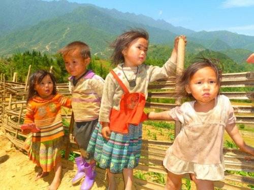 Những đứa trẻ người dân tộc thiểu số bạn có thể bắt gặp suốt chặng đường trekking.
