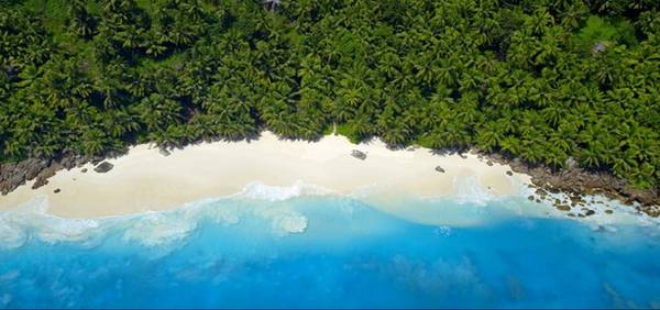 Seychelles: Quốc đảo này là thiên đường nhiệt đới, với cát trắng mịn, nước trong vắt và những khu rừng xanh tươi. Có thể nói, chỉ cần nhìn thấy làn nước xanh ở đây là bao mệt mỏi, căng thẳng đã tan biến. Ngoài những resort đắt tiền, du khách có thể lựa chọn nhưng nơi nghỉ chân giá rẻ để tiết kiệm chi phí.